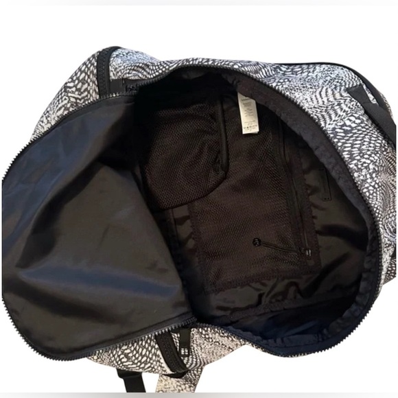 LULULEMON CITY ADVENTURER BACKPACK SWERVE VAPOR MEDal GRAY BLACK - Picture 3 of 5